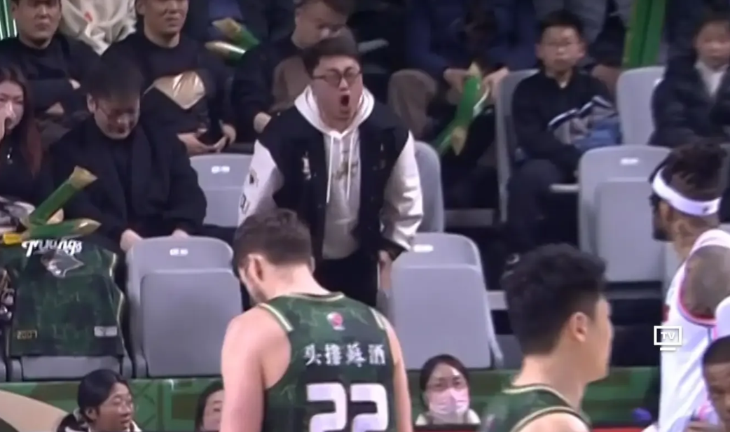 人全队表现低迷，球迷意见分歧