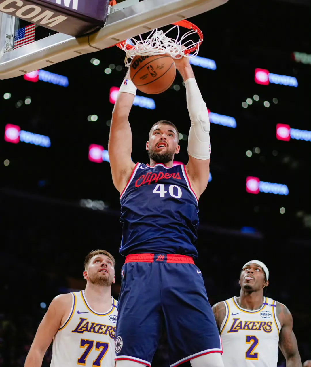 篮球名将因受伤退出比赛,球队备战变得不稳定 篮球名将因受伤退出比赛,球队备战变得不稳定