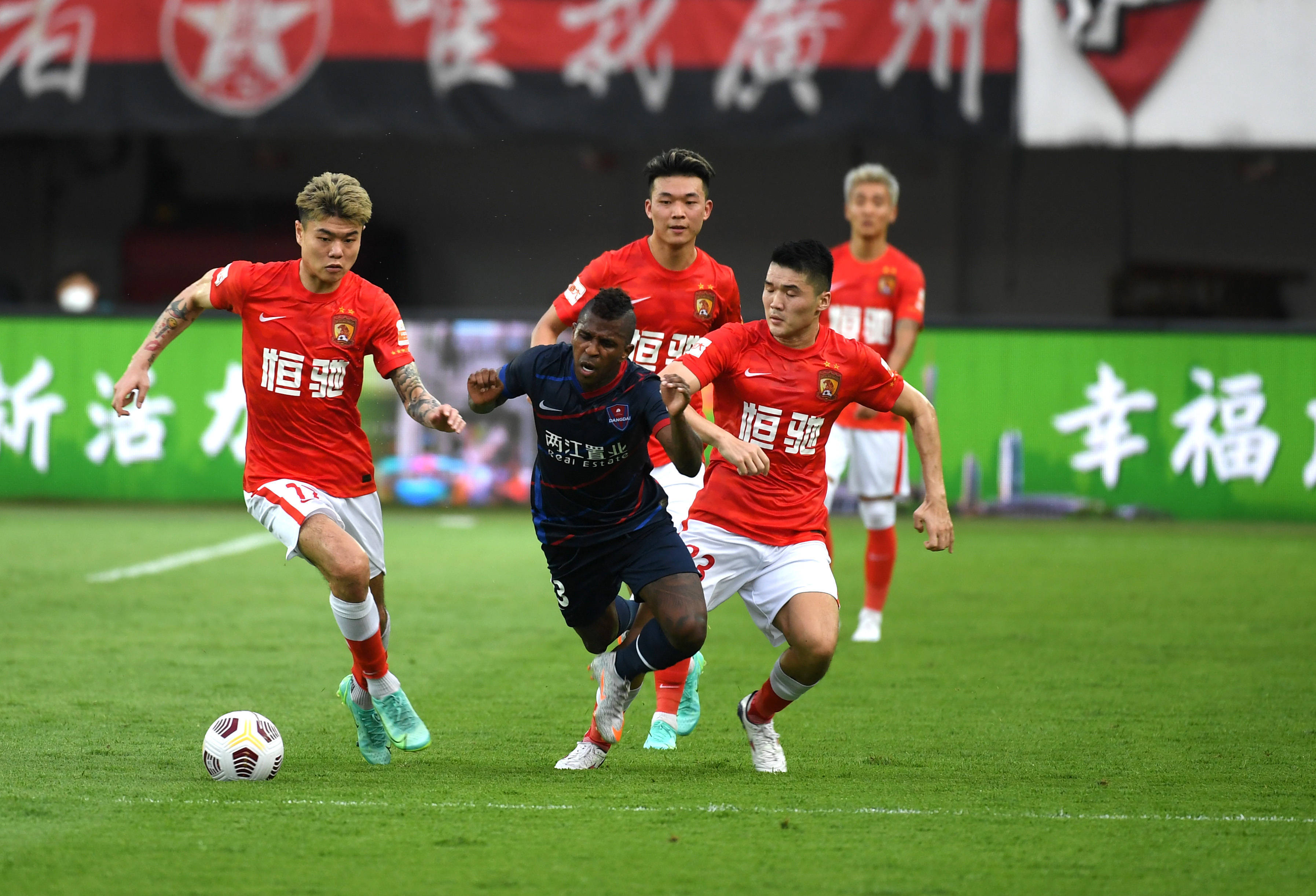 广州队主场击败重庆队,赢得胜利保持不败的简单介绍 广州队主场击败重庆队,赢得胜利保持不败的简单介绍