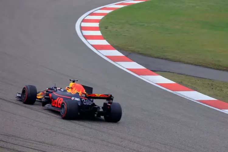 红牛二队鏖战索伯车队,拉塞尔高光表现 红牛二队鏖战索伯车队,拉塞尔高光表现