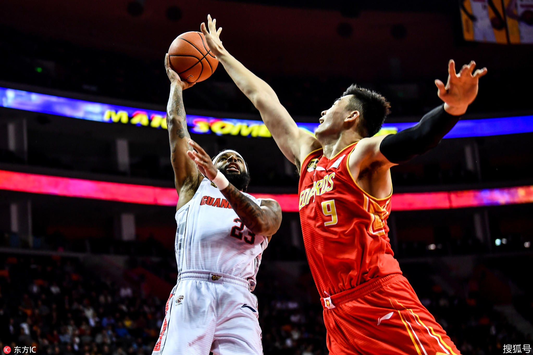 上海队鏖战深圳队，易建联统治全场